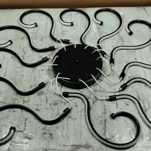 У LED 0004 чорна